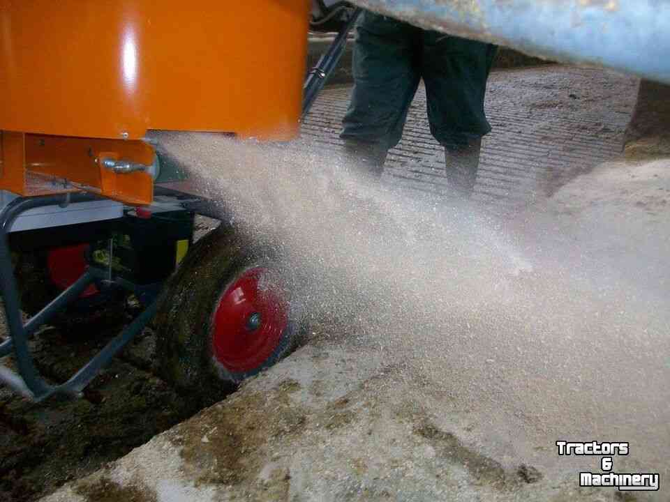 Sawdust spreader for boxes Flingk SE 250