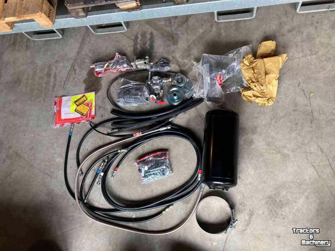 Diverse new spare-parts Kubota Luchtremset tbv  M95 /  MGX 105