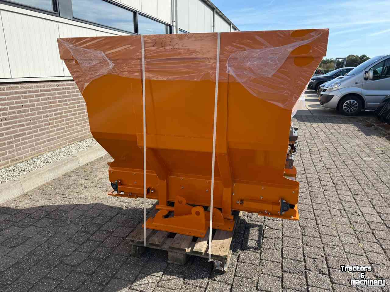 Sawdust spreader for boxes Flingk KSS1500