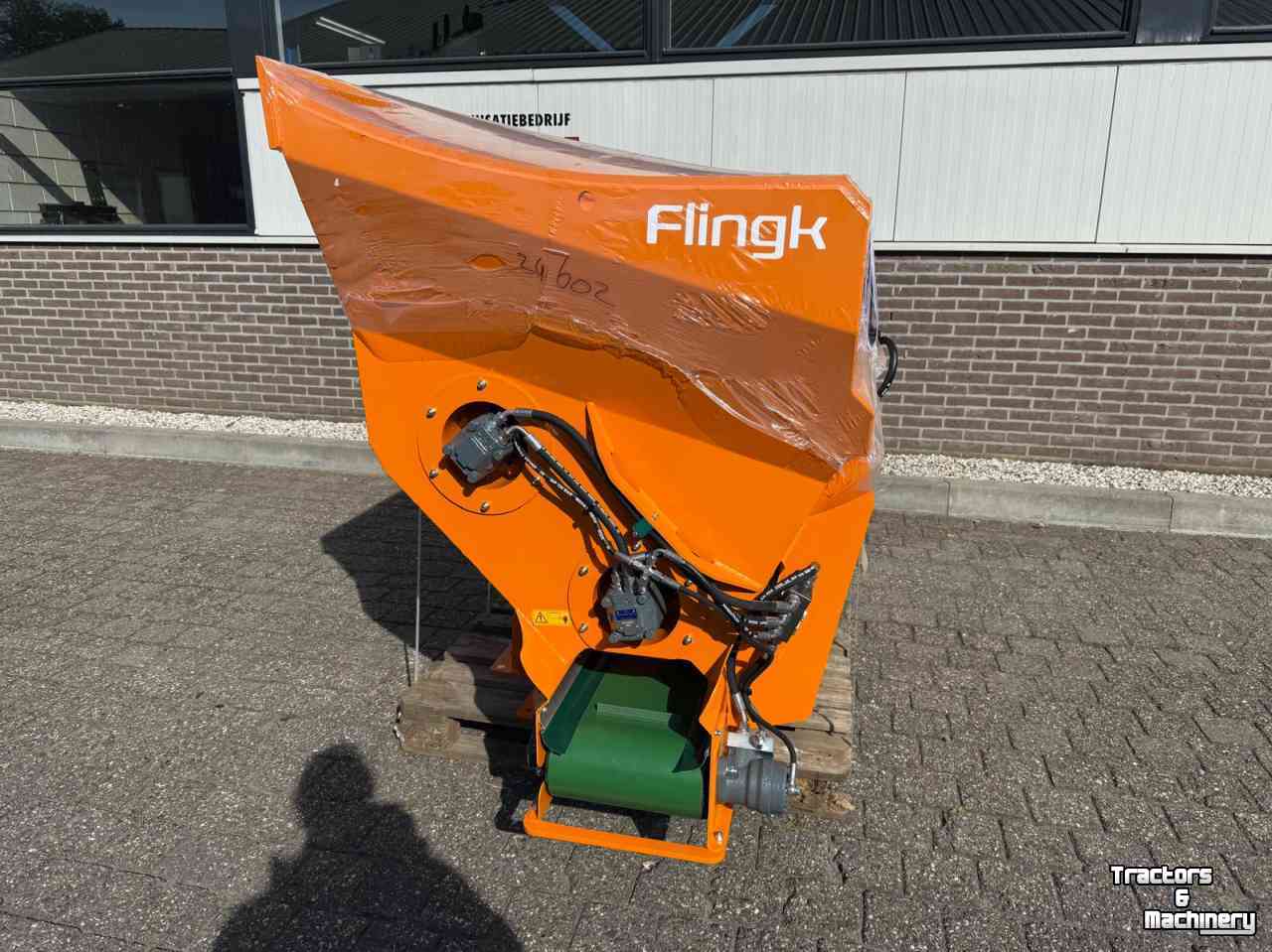 Sawdust spreader for boxes Flingk KSS1500