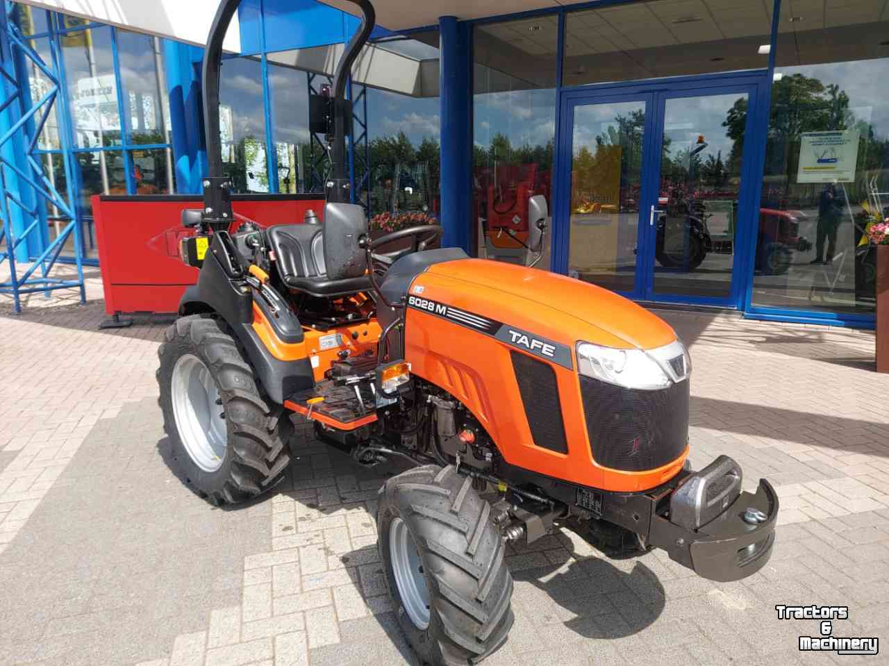 Small-track Tractor TAFE 6028 Smalspoortrekker