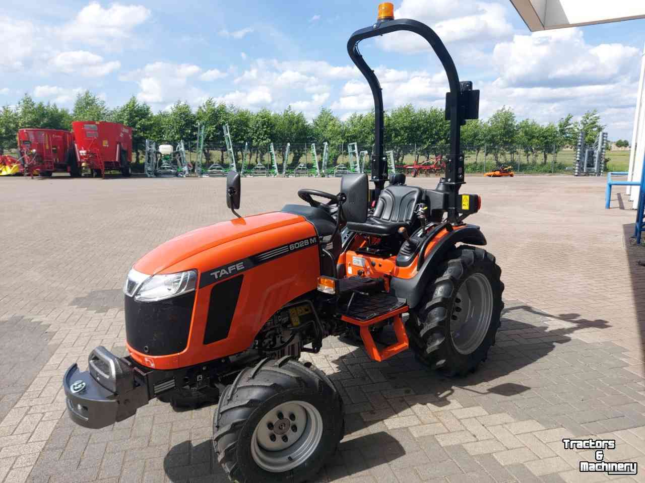 Small-track Tractor TAFE 6028 Smalspoortrekker