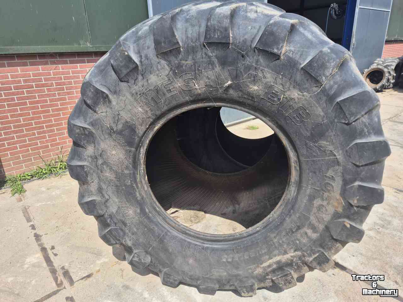Wheels, Tyres, Rims & Dual spacers Michelin 1050/50R32