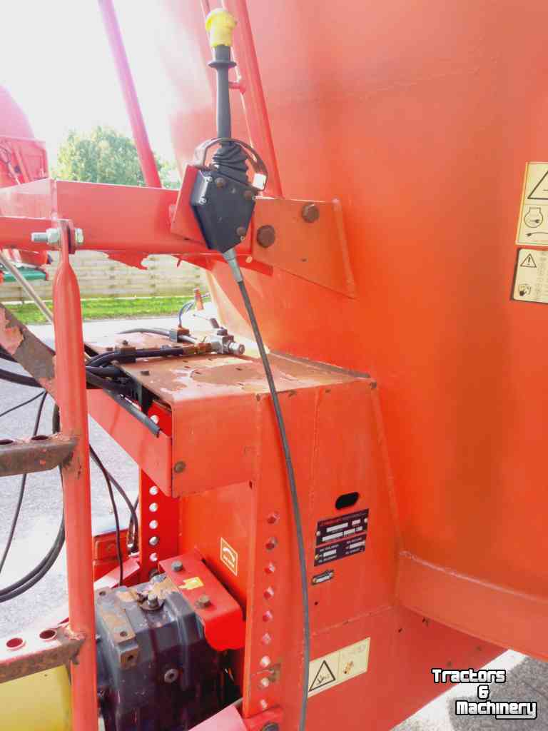 Vertical feed mixer Trioliet Solomix SM24TD met RVS binnenkant