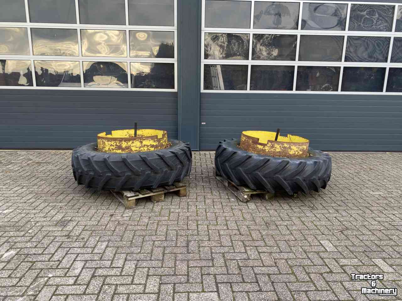 Wheels, Tyres, Rims & Dual spacers John Deere Dubbellucht 16.9R38 John Deere 6200