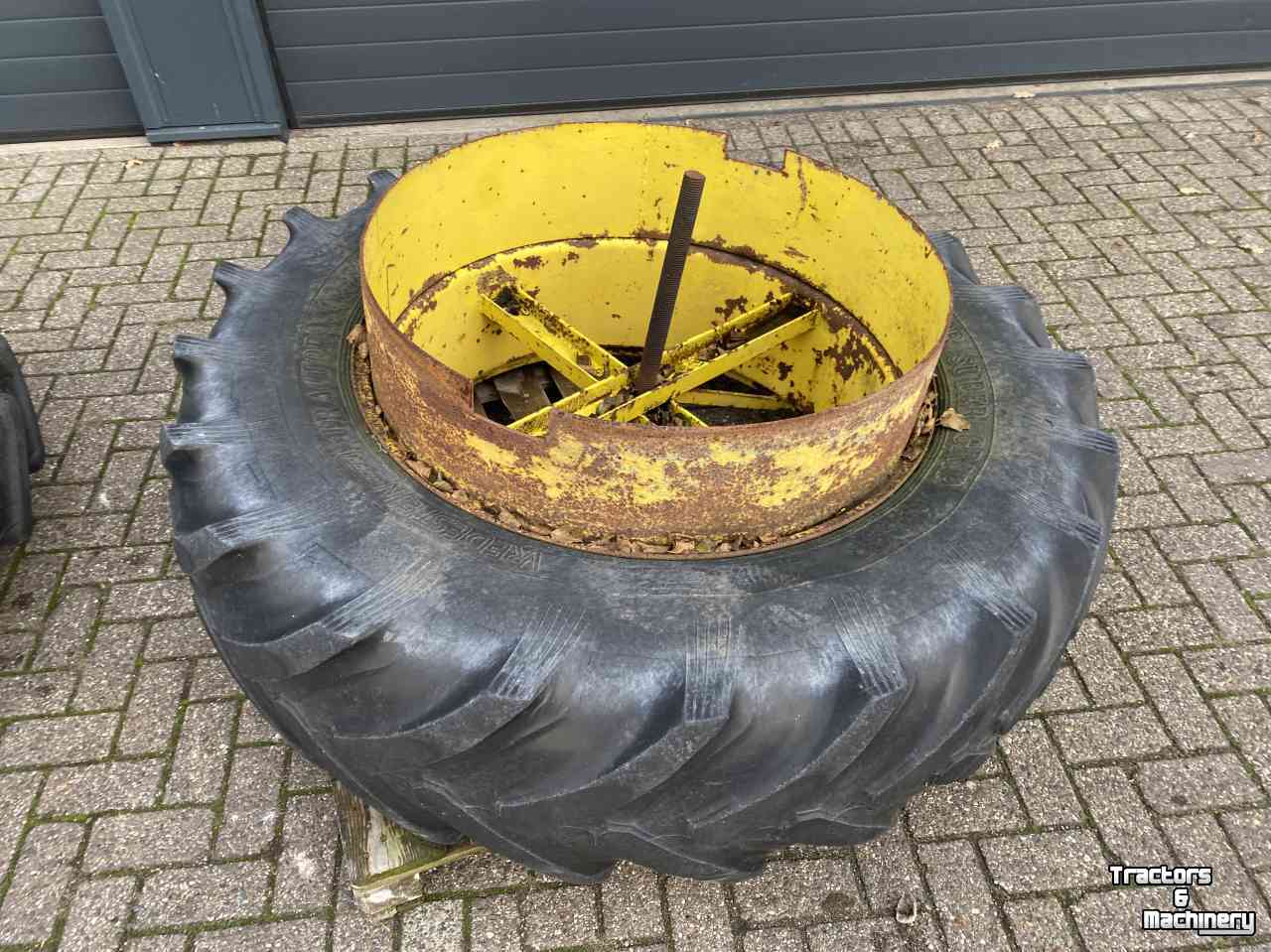 Wheels, Tyres, Rims & Dual spacers John Deere Dubbellucht 16.9R38 John Deere 6200