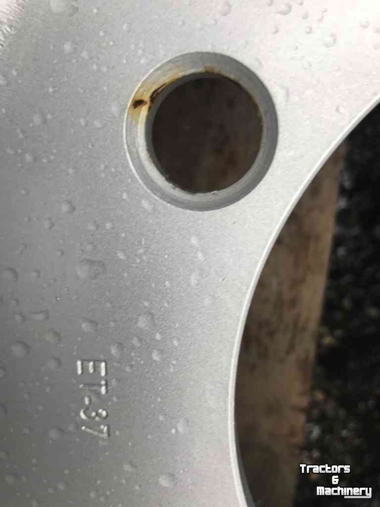 Wheels, Tyres, Rims & Dual spacers  13W15