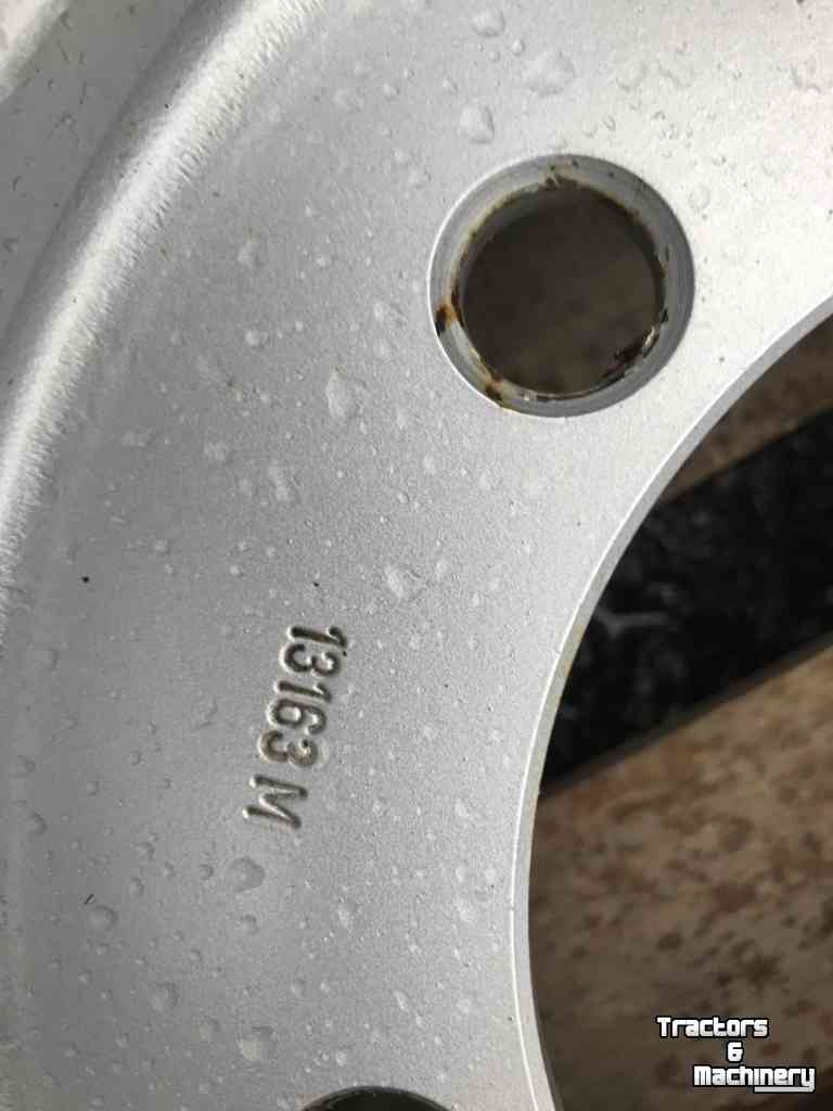 Wheels, Tyres, Rims & Dual spacers  13W15