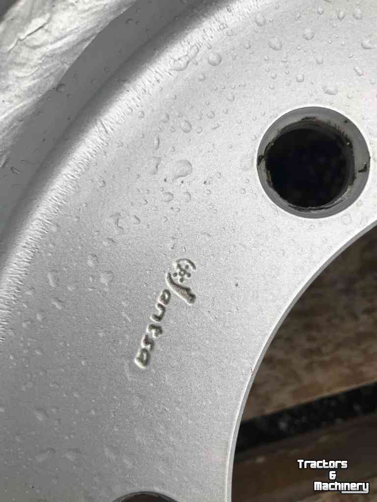 Wheels, Tyres, Rims & Dual spacers  13W15