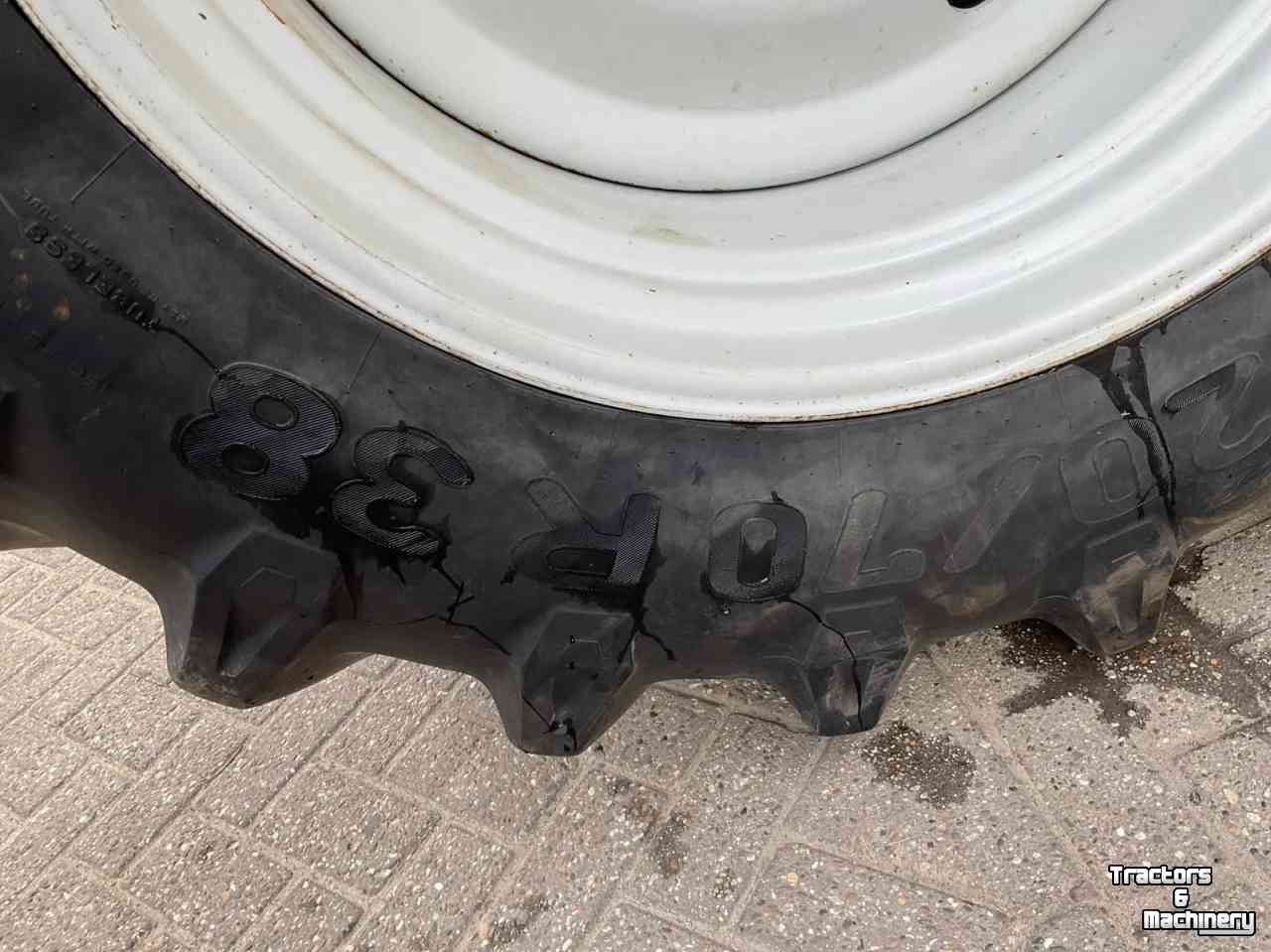 Wheels, Tyres, Rims & Dual spacers Pirelli 520/70 R38 banden op velg