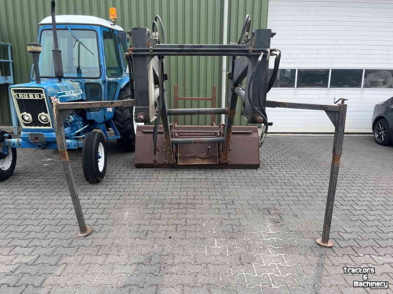 Front-end loader  Robuuste voorlader met bak en balenprikker, MF