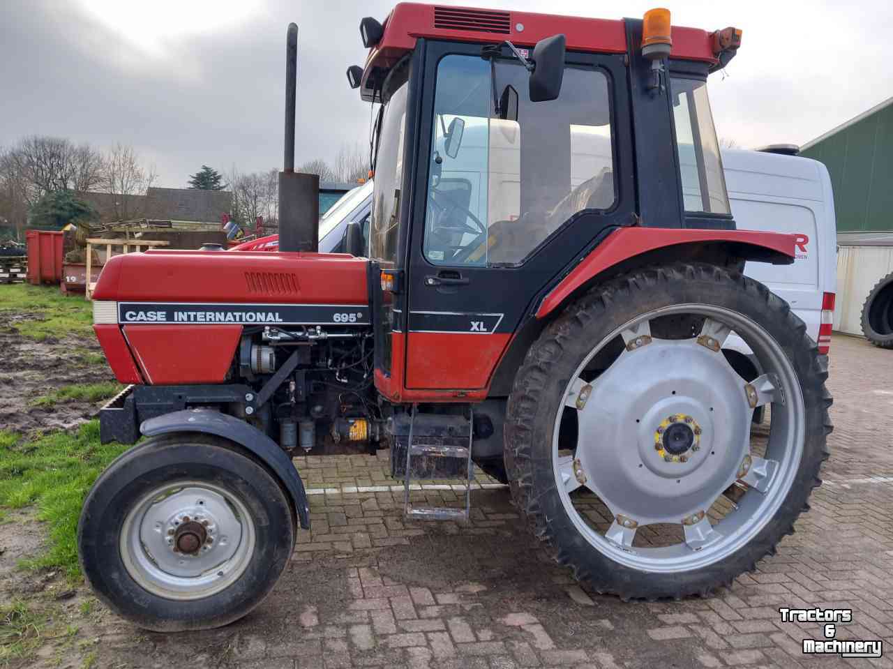 Tractors Case-IH 695 2 WD