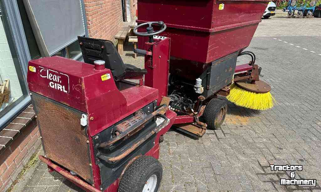 Sawdust spreader for boxes  CleanGirl Zaagselstrooier