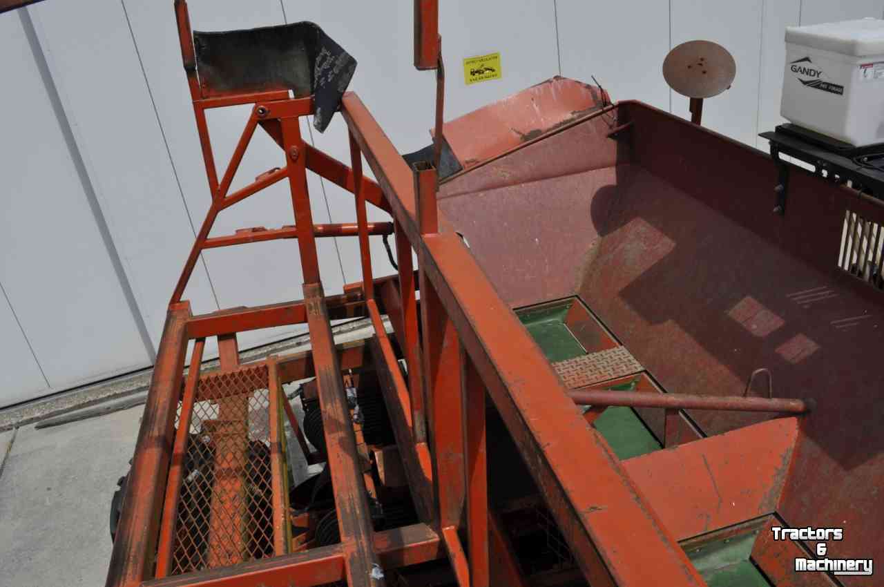 Potato planter Structural PM aardappelpootmachine + Guttler cultivator