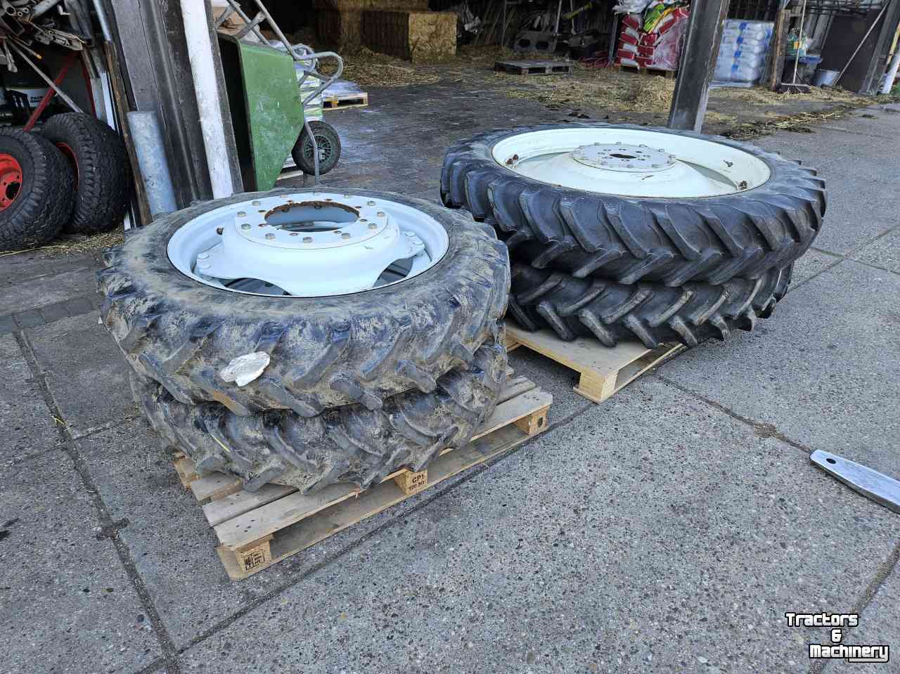 Wheels, Tyres, Rims & Dual spacers  Alliance 12.4R46 en 11.2R46. Cultuurwielen. New Holland