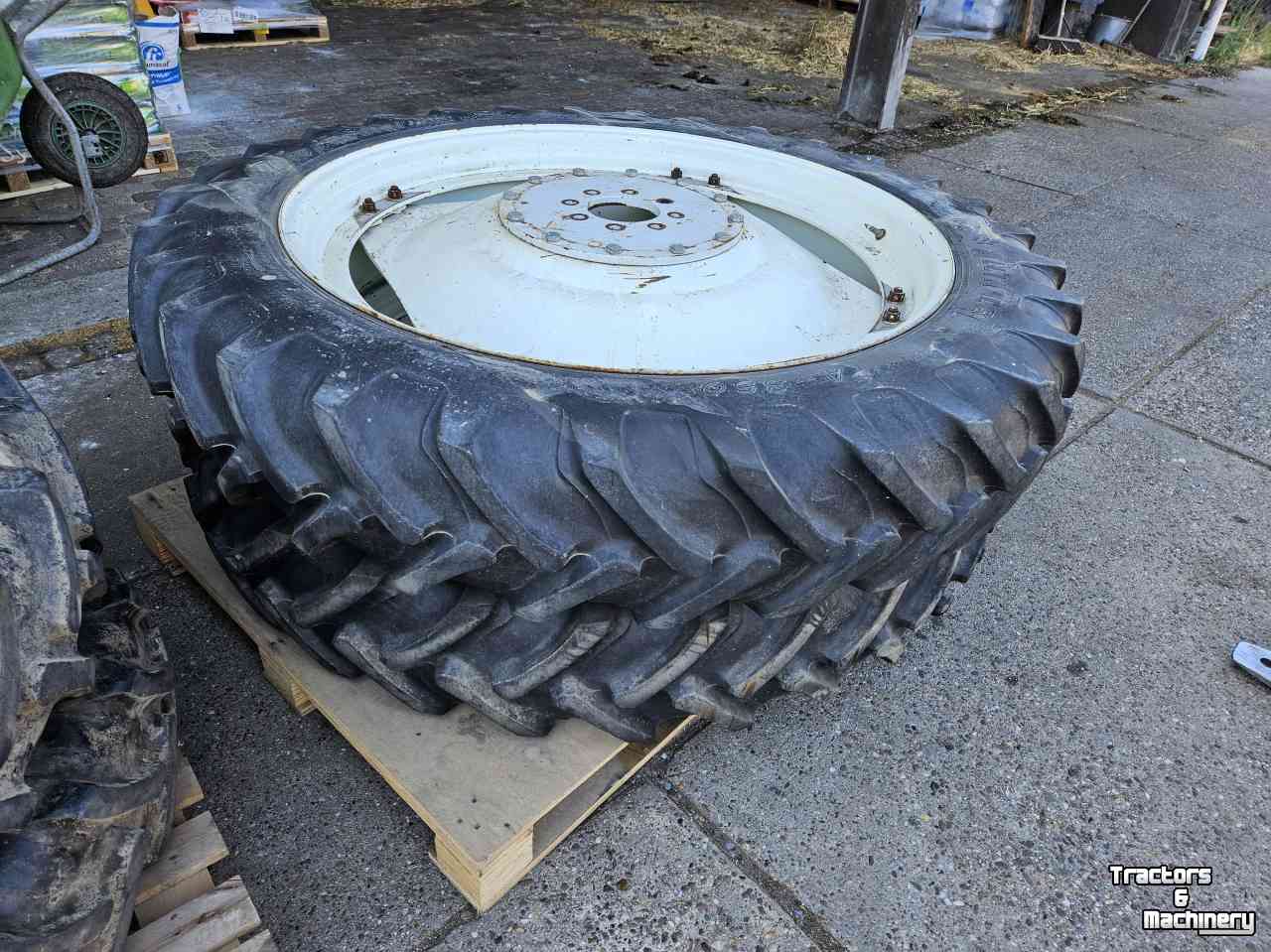 Wheels, Tyres, Rims & Dual spacers  Alliance 12.4R46 en 11.2R46. Cultuurwielen. New Holland