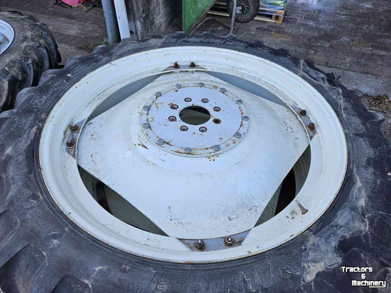Wheels, Tyres, Rims & Dual spacers  Alliance 12.4R46 en 11.2R46. Cultuurwielen. New Holland