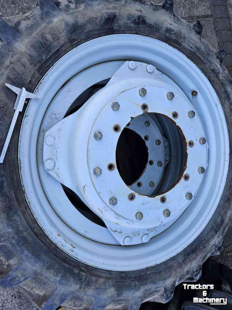 Wheels, Tyres, Rims & Dual spacers  Alliance 12.4R46 en 11.2R46. Cultuurwielen. New Holland