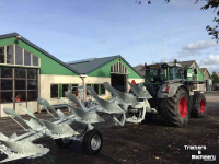 Ploughs Kramer ERMO KLEIPLOEG 5 + 1 on land in de veur