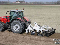 Ploughs Kramer ERMO KLEIPLOEG 5 + 1 on land in de veur