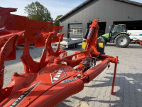 Ploughs Kuhn VARI-MASTER L ON LAND