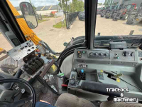 Tractor Valtra 8150 Hitech met bos maaiarm met klepelmaaier!
