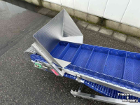 Conveyor  Franz Nahrungsmittelmaschinen elevator  Stijle opvoerband met schakelband  30 cm breed