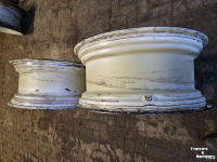 Wheels, Tyres, Rims & Dual spacers  Velgen 13x30. New Holland klasse 4 vooras