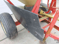 Fertilizer spreader Vicon Pendelstrooier op wielstel
