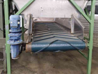 Bulk box tipper  Bunker met uitvoerband+kantelaar – complete set, Dosierbunker mit Austragsband inklusive Kistenkipper (Komplettset)