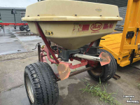 Fertilizer spreader Vicon Pendelstrooier