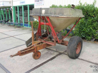 Fertilizer spreader Vicon Pendelstrooier op wielstel